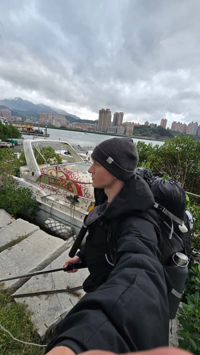 循著河往八里去，釣客在河邊，我披著披風，搭起今晚的帳篷。