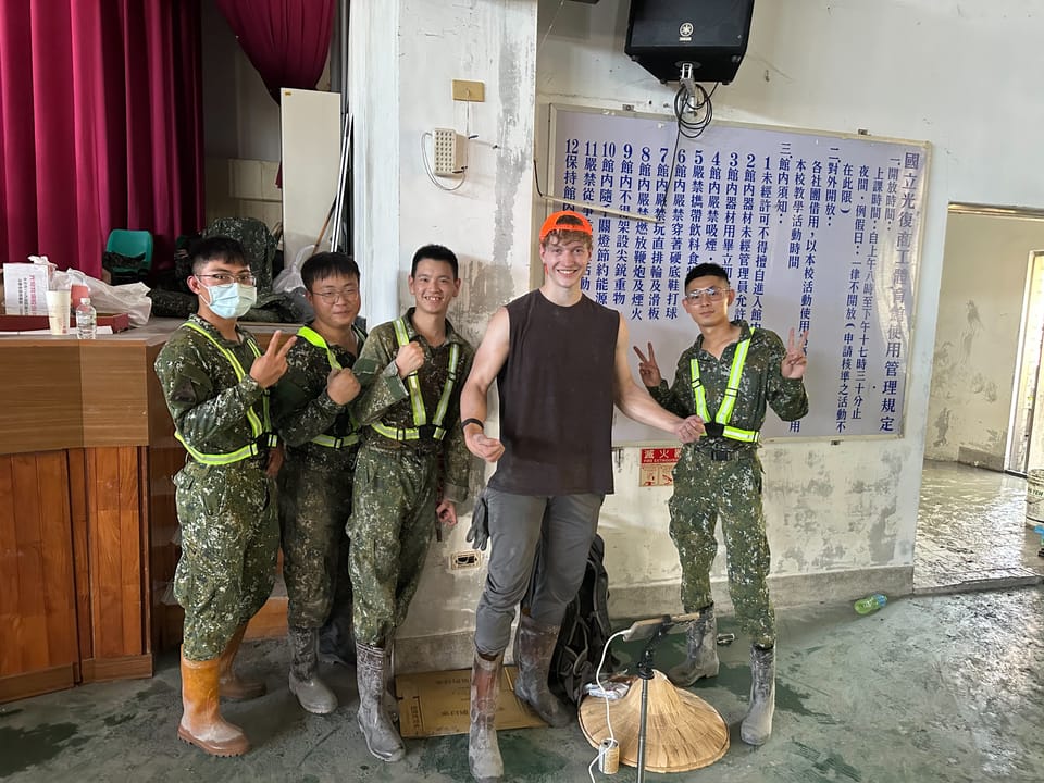 Helping With Guangfu‘s Natural Disaster: Cleaning A Highschool And Taking Photos With Soldiers!