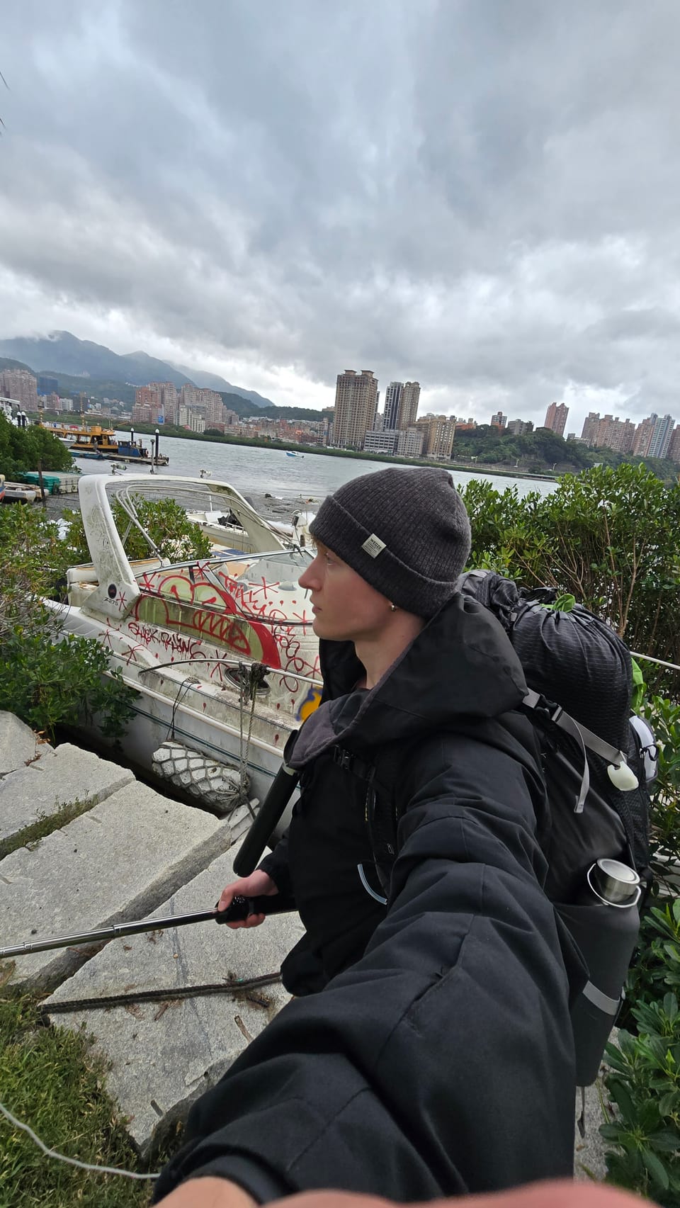 循著河往八里去，釣客在河邊，我披著披風，搭起今晚的帳篷。